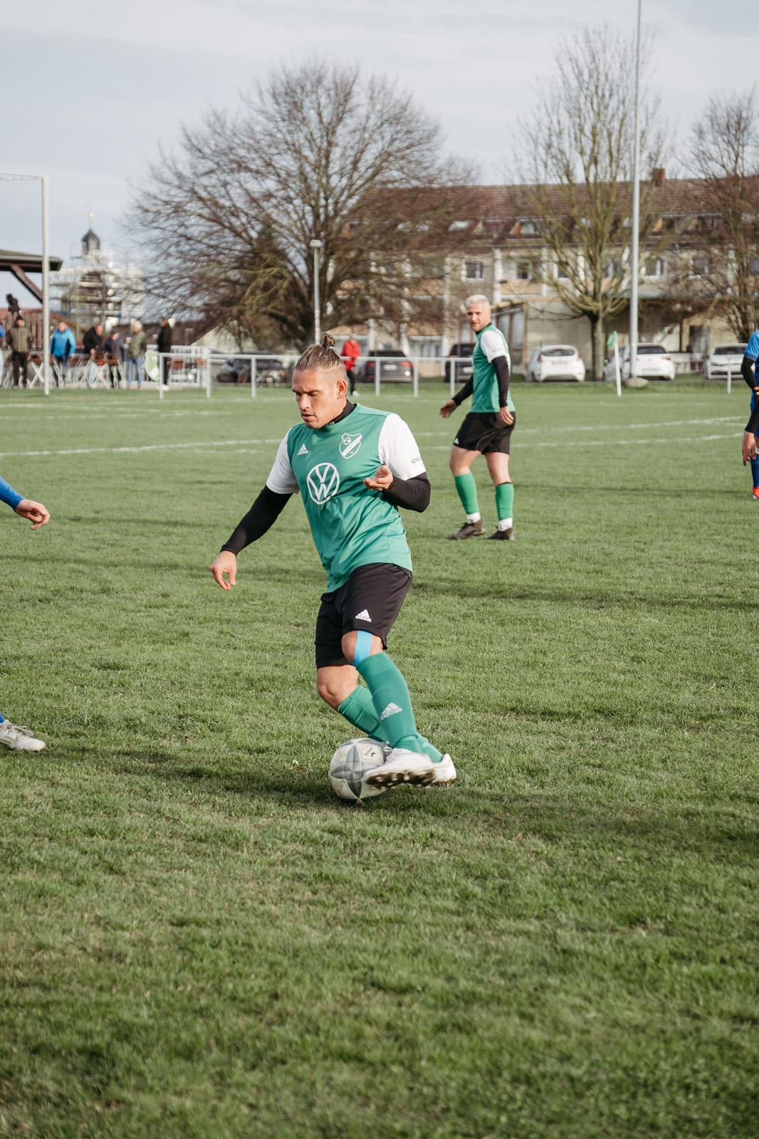 Ein Fußballspieler hat den Fußball unter Kontrolle