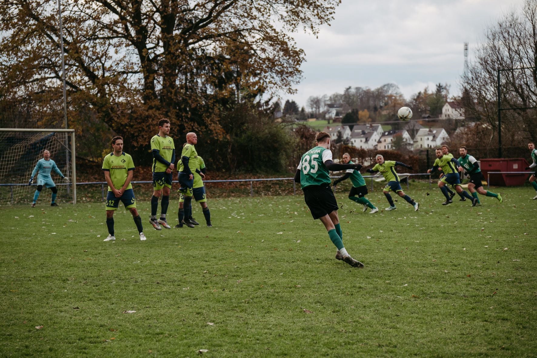 Ein Fußballfeld mit acht Spielern und einem Torhüter