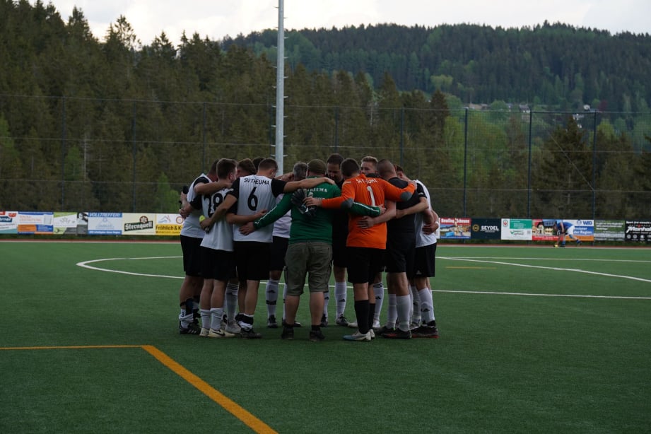 Das Fußballteam in Gruppenumarmung