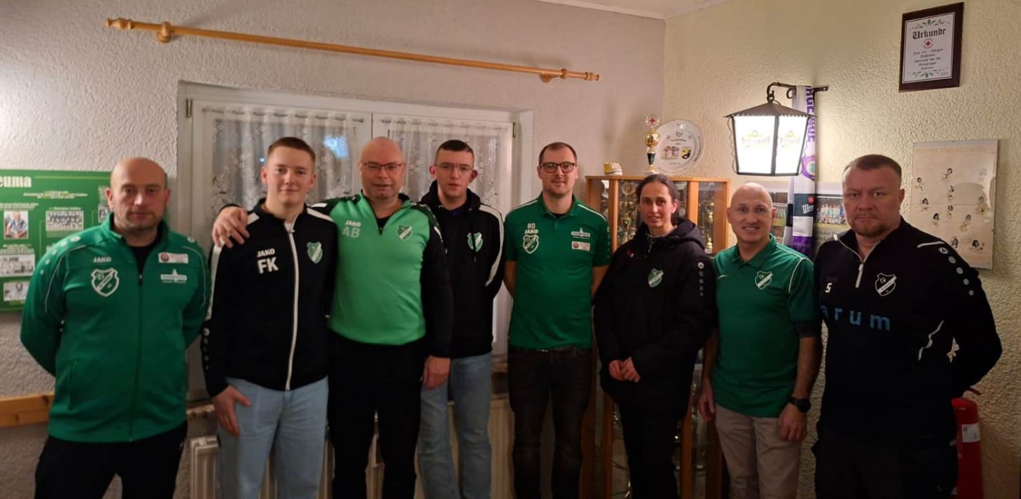 Bild des Vorstands des SV Theuma - in Vereins-T-Shirt (grün-weiß) 